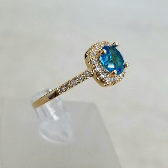 18k Topaz Ring - Picture 3 of 8